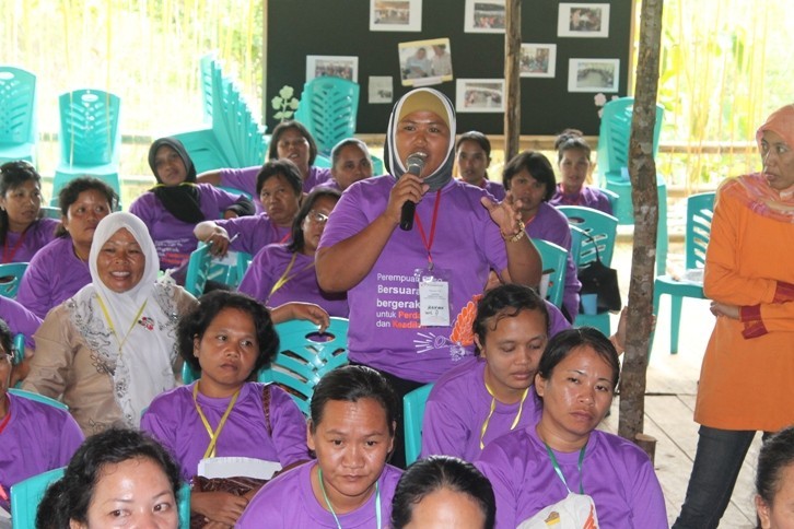 Kongres Perempuan Poso , 25 - 27 Maret 2014 di Dodoha Mosintuwu. Perempuan Poso dari berbagai latar belakang agama dan suku dari 80 desa membicarakan suara perempuan dalam perdamaian dan pembangunan Poso. Foto : Dok. Mosintuwu