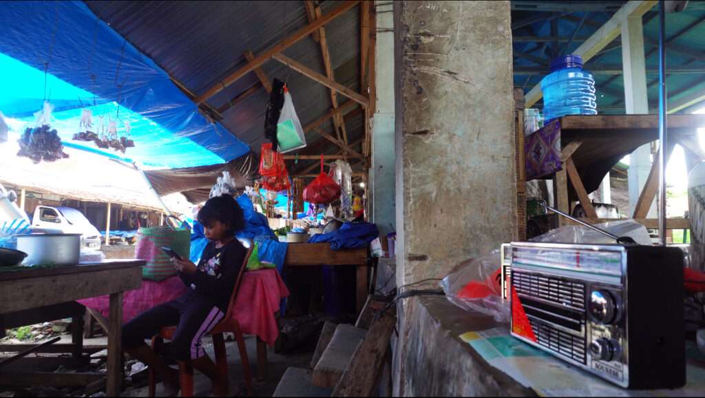 Radio Mosintuwu di frekuensi 107.7 FM didengarkan oleh warga di Pasar tradisional Tentena setiap hari sebagai sumber informasi yang mereka percaya. Foto : Dok. Mosintuwu/Ray