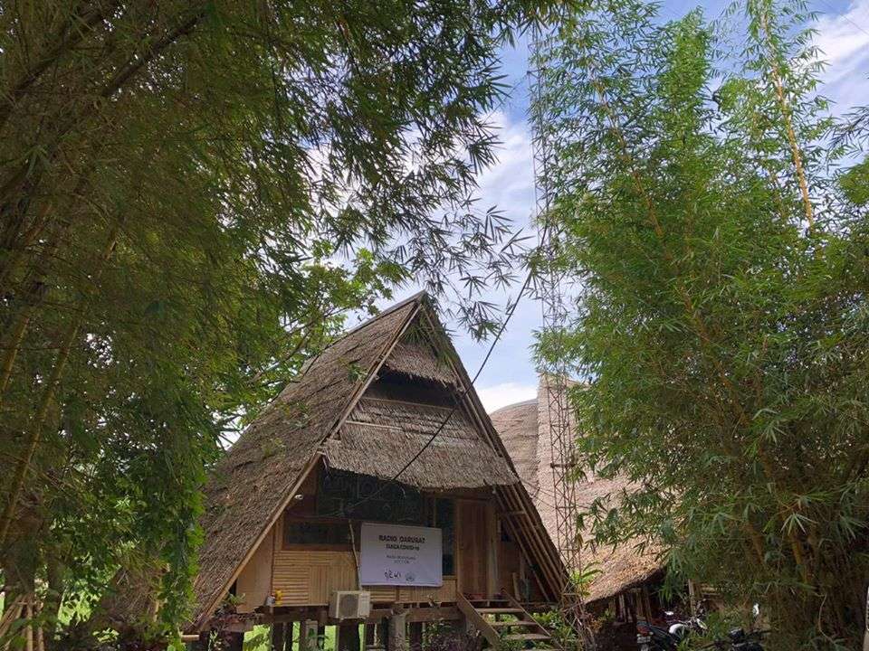 Studio Radio Mosintuwu di kota Tentena, Kabupaten Poso. Tampak dari luar. Foto : Dok.Mosintuwu