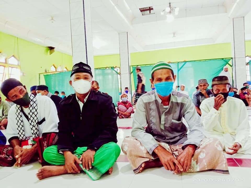 Warga di Desa Toaya sholat Ied di mesjid dengan menggunakan masker. Foto: Dok. Istimewa