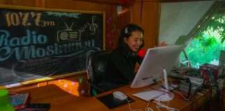 Lani, salah satu penyiar di Radio Mosintuwu , radio komunitas dengan status radio darurat siaga Covid-19. Foto : Dok.Mosintuwu/Ray