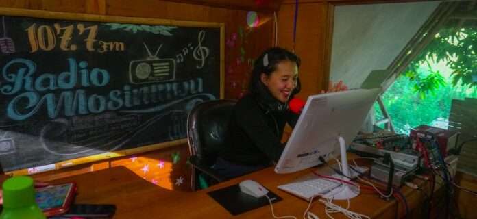 Lani, salah satu penyiar di Radio Mosintuwu , radio komunitas dengan status radio darurat siaga Covid-19. Foto : Dok.Mosintuwu/Ray