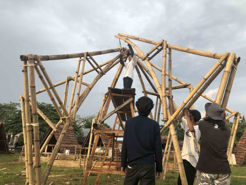 Relawan Mosintuwu sedang bekerjasama membangun ruangan workshop . Foto : Dok.Mosintuwu