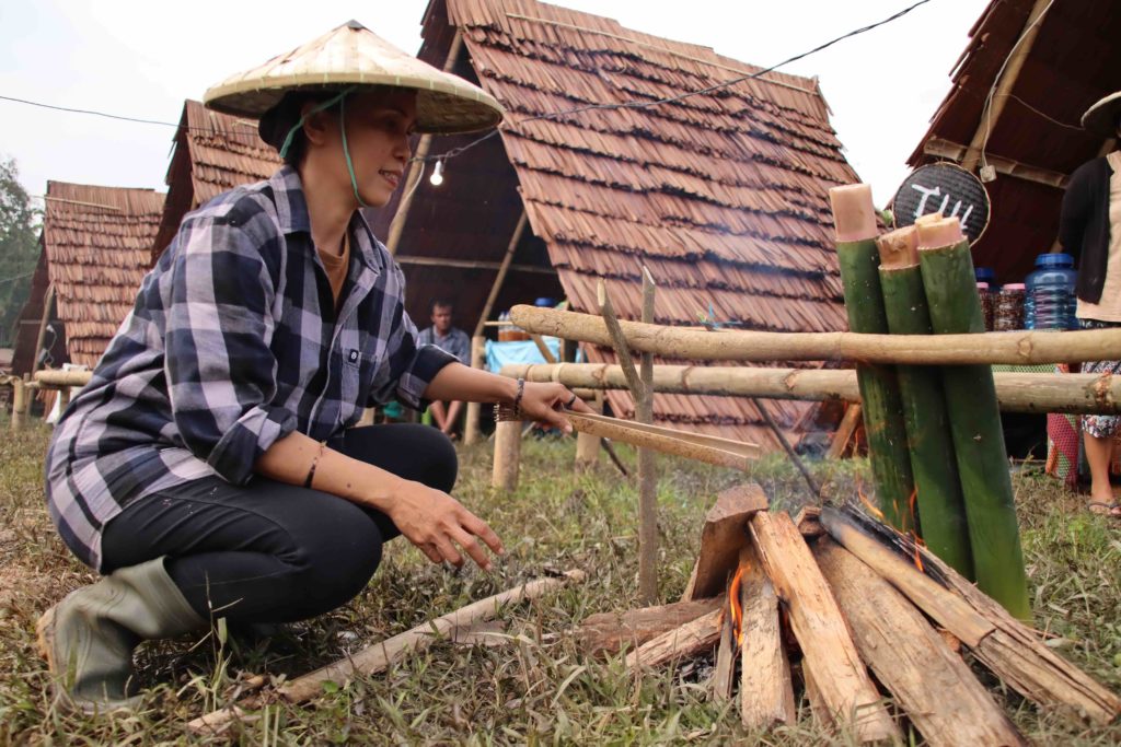 Moapu , dengan cara memasak di dalam bambu di Festival Mosintuwu. Foto : Dok. Mosintuwu