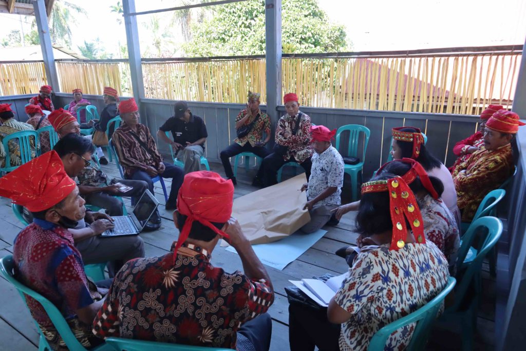 DISKUSI - Para pomatua adat dari berbagai desa berdiskusi mengenai konsep Adat Pombetirinai dan bentuk-bentuknya sebagai bagian dari upaya untuk menjaga tradisi kearifan lokal. Foto : Dok.Mosintuwu / Ray