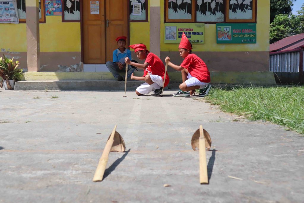 BERMAIN - Anak-anak di Desa Peura merayakan festival tradisi dengan bermain mainan tradisional yang sudah langka dimainkan sejak masuknya permainan modern. Foto : Dok.Mosintuwu / Ray