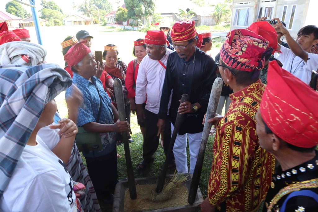 Tradisi yang masih terjaga menjadi salah satu syarat mengusulkan sebuah kawasan menjadi Geopark. Syarat lainnya adalah adanya warisan geologi dan keanekaragaman hayati geologi(foto :dok. Mosintuwu)