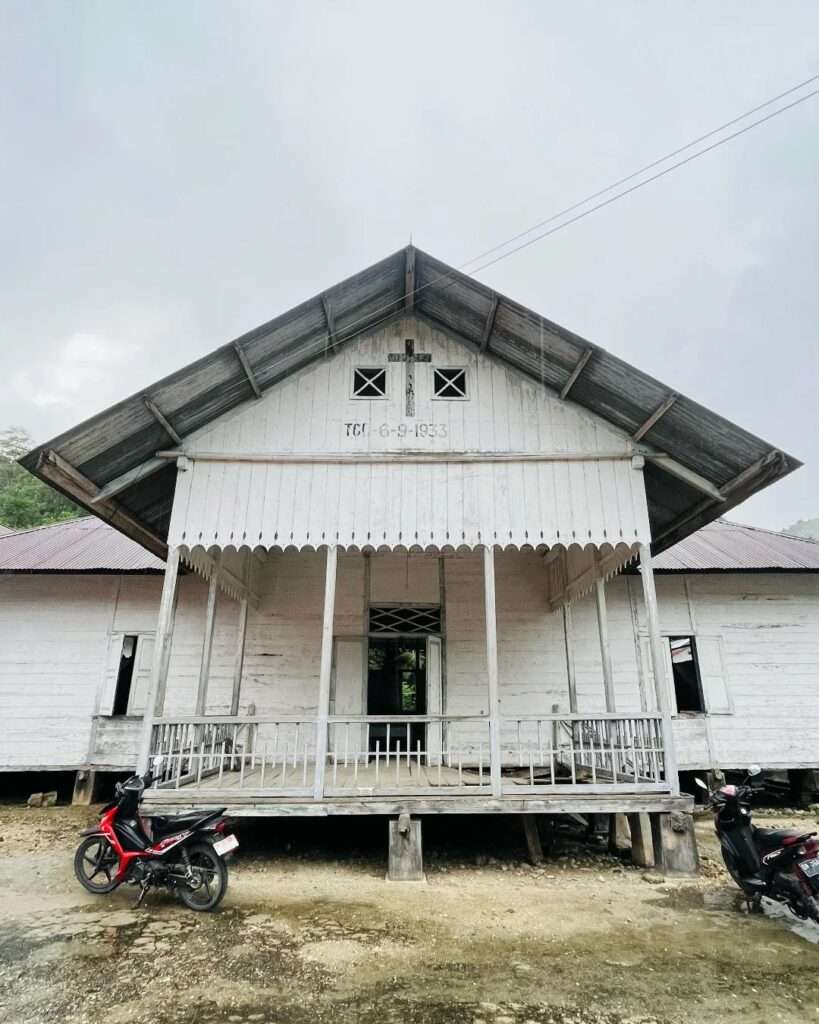 Gereja tua Desa Malitu, Kecamatan Poso Pesisir Selatan. Diresmikan tahun 1933, kini sudah tidak lagi digunakan. (foto.dok.bayu sagarmatha)