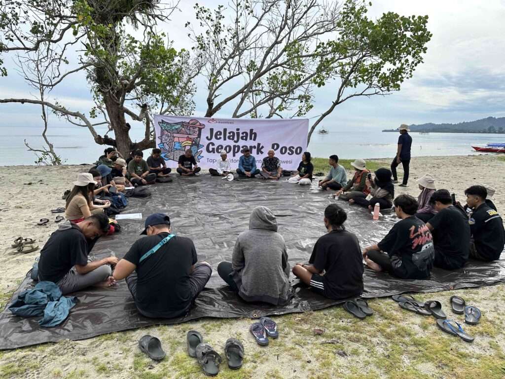 Mendengarkan sejarah Takule, di panntai Popakuni, Kelurahan Madale, Kecamatan Poso Pesisir. Dahulu, lokasi ini adalah pelabuhan yang ramai oleh berbagai kapal dagang dari berbagai wilayah nusantara, termasuk manca negara. (foto :dok.jelajahgeoparkposo)