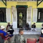 Diskusi tentang sejarah pertemuan A.C.Kruyt dengan Baso Ali di beranda Masjid Al Amin, Kelurahan Mapane, Kecamatan Poso Pesisir.(foto.dok.jelajahgeoparkposo)