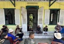 Diskusi tentang sejarah pertemuan A.C.Kruyt dengan Baso Ali di beranda Masjid Al Amin, Kelurahan Mapane, Kecamatan Poso Pesisir.(foto.dok.jelajahgeoparkposo)