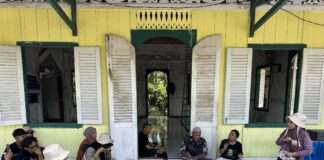 Diskusi tentang sejarah pertemuan A.C.Kruyt dengan Baso Ali di beranda Masjid Al Amin, Kelurahan Mapane, Kecamatan Poso Pesisir.(foto.dok.jelajahgeoparkposo)