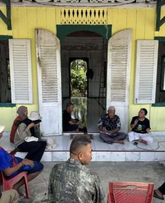 Diskusi tentang sejarah pertemuan A.C.Kruyt dengan Baso Ali di beranda Masjid Al Amin, Kelurahan Mapane, Kecamatan Poso Pesisir.(foto.dok.jelajahgeoparkposo)