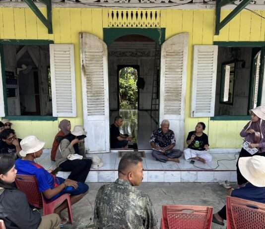 Diskusi tentang sejarah pertemuan A.C.Kruyt dengan Baso Ali di beranda Masjid Al Amin, Kelurahan Mapane, Kecamatan Poso Pesisir.(foto.dok.jelajahgeoparkposo)