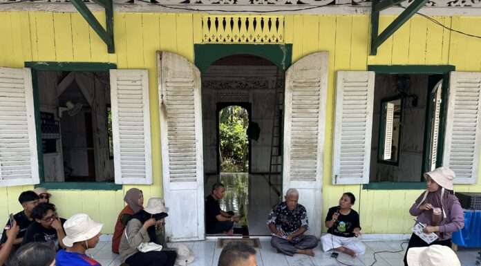 Diskusi tentang sejarah pertemuan A.C.Kruyt dengan Baso Ali di beranda Masjid Al Amin, Kelurahan Mapane, Kecamatan Poso Pesisir.(foto.dok.jelajahgeoparkposo)