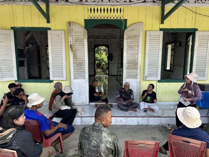 Masjid Al Amin Mapane Diskusi tentang sejarah pertemuan A.C.Kruyt dengan Baso Ali di beranda Masjid Al Amin, Kelurahan Mapane, Kecamatan Poso Pesisir.(foto.dok.jelajahgeoparkposo)