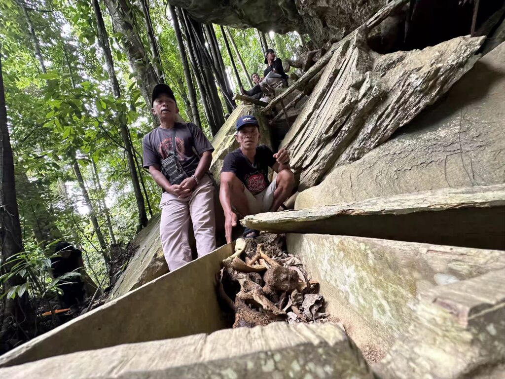 Pekuburan tua di ceruk batu, kaki benteng Kandela. Untuk sampai kesini butuh waktu sekitar 1 jam berjalan kaki dari pusat desa. (Foto : Dok. Institut Mosintuwu)