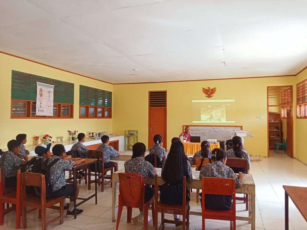 Para pelajar didampingi guru mengikuti webinar tentang keragaman geologi di Kabupaten Poso yang masuk dalam usulan warisan geologi untuk Geopark Poso. (foto : dok. institut mosintuwu)