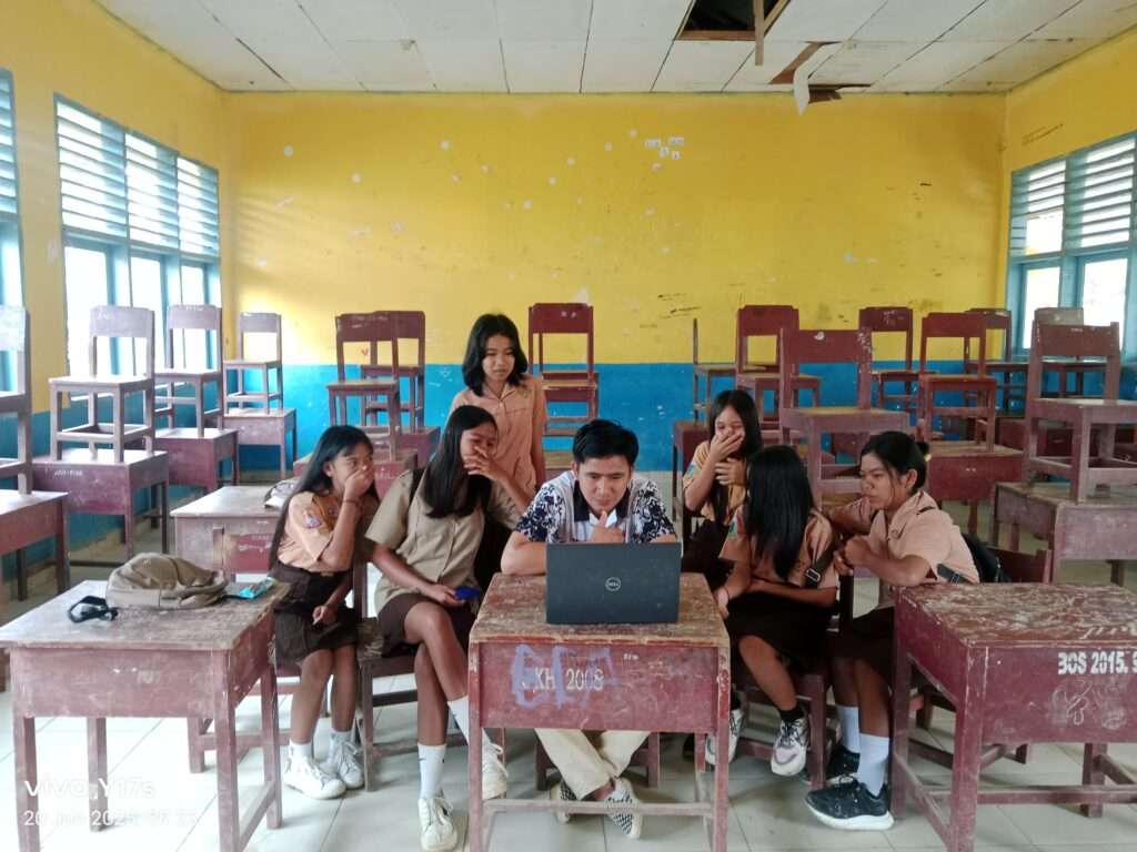 Para pelajar didampingi guru mengikuti webinar tentang keragaman geologi di Kabupaten Poso yang masuk dalam usulan warisan geologi untuk Geopark Poso. (foto : dok. institut mosintuwu)