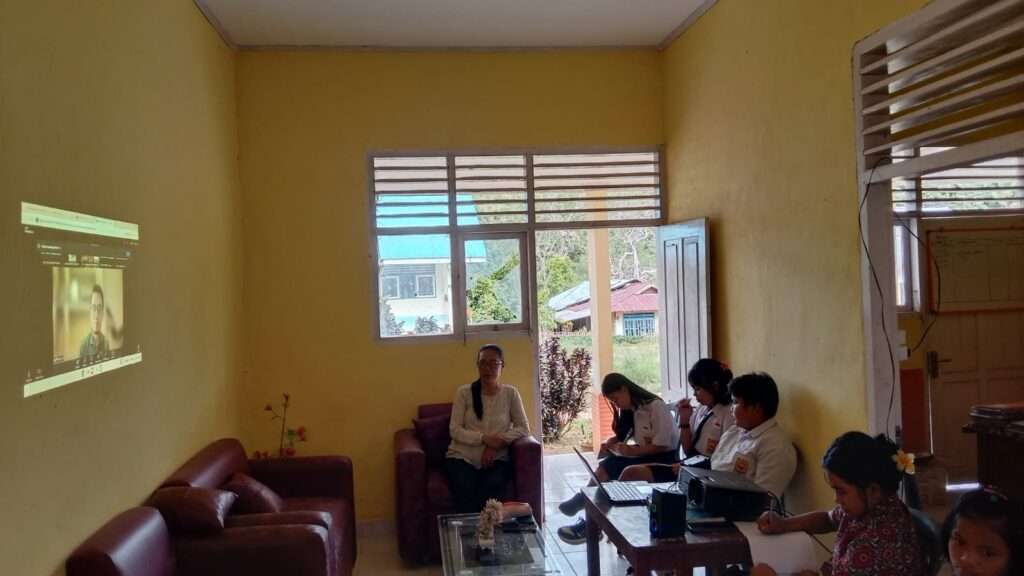 Para pelajar didampingi guru mengikuti webinar tentang keragaman geologi di Kabupaten Poso yang masuk dalam usulan warisan geologi untuk Geopark Poso. (foto : dok. institut mosintuwu)