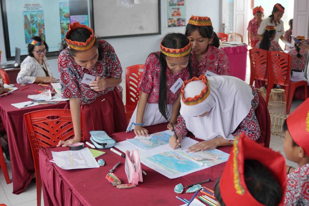 Praktek pendidikan perubahan iklim berbasis kearifan lokal oleh siswa SDN Saojo dan SDN 2 Tentena. Foto : Dok. Mosintuwu